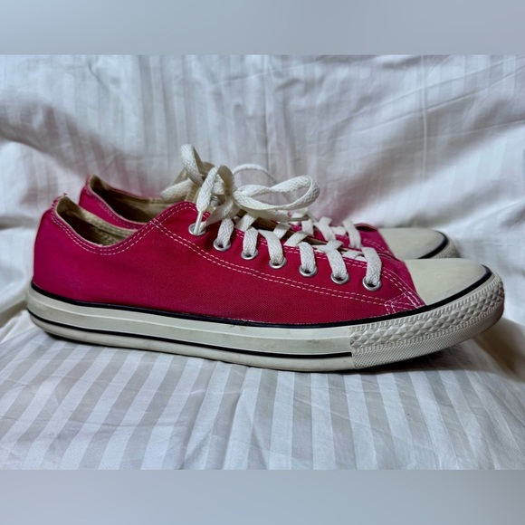 SOLD Converse Chuck Taylor All Star Low-top Sneaker Red Canvas M12/W14 - Picture 2 of 3